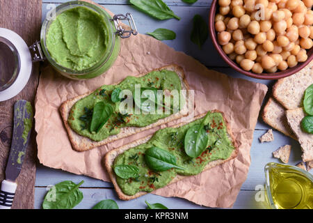 Deux crackers avec humus épinards vert Banque D'Images