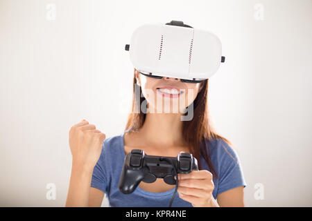 Femme jouer avec jeu vidéo si appareil VR Banque D'Images