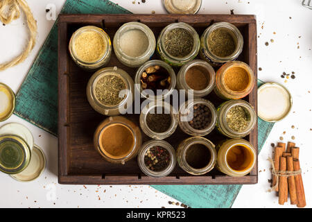 Libre les épices et fines herbes pots. La cuisine des aliments, ingrédients. Boîte en bois. Banque D'Images