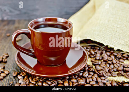Tasse de café en grains et marron avec sac à bord Banque D'Images