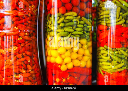 Les bocaux en verre de légumes marinés y compris les piments, les oignons et les concombres dans un des nombreux marchés à Rio de Janeiro, Brésil Banque D'Images