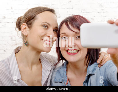 Portrait de deux belles filles faisant autoportraits à la maison Banque D'Images