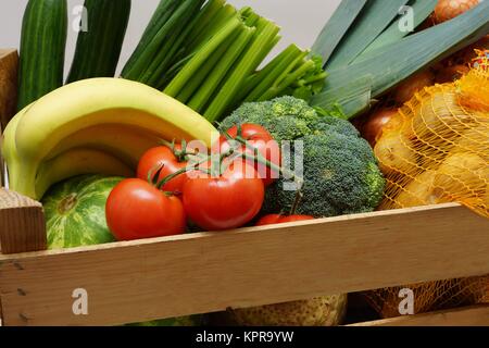 Fruits et gemuese dans une boîte en bois Banque D'Images