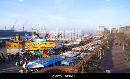 Hambourg, Allemagne - 8 mars 2014 : Elbe et le célèbre marché aux poissons Fischmarkt , Fischauktionshalle Banque D'Images