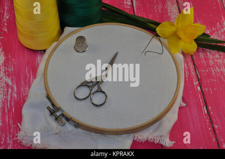 Objets à broder sur un fond de la vieille table en bois rose vintage Banque D'Images