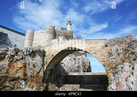 Faro del Castillo de Santa Ana Castro urdiales Cantabrie espagne Banque D'Images