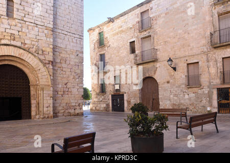 Square et église de Sant Miquel, Montblanc, province de Tarragone, Catalogne, Espagne Banque D'Images