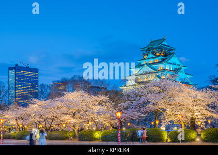 Osaka, Japon château et la ville au printemps. Banque D'Images