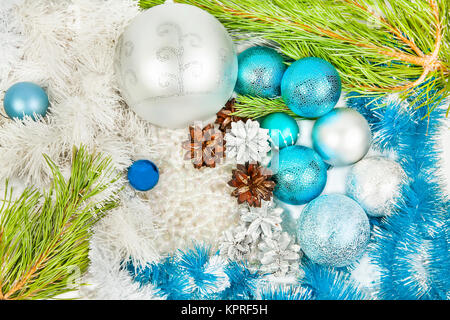 Noël et Nouvel an décorations bleu et blanc et le sapin tree branch Banque D'Images