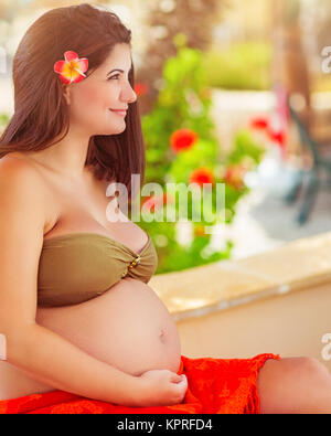 Femme enceinte sur la plage Banque D'Images