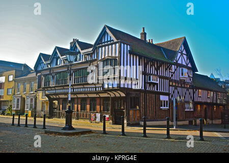 Tudor House & Garden à Southampton, qui date de la fin du 15e siècle. C'est un bâtiment classé et est ouvert au public comme musée. Banque D'Images