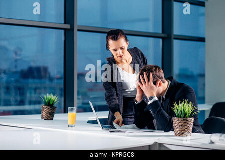 L'homme inquiet de la réception d'un avis par un collègue à son travail au bureau Banque D'Images