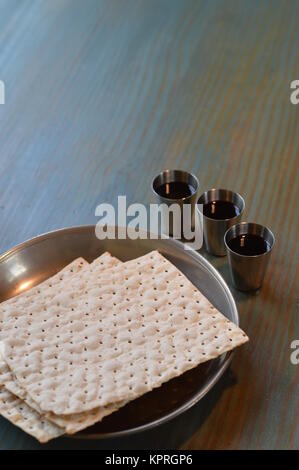 Souper avec pain et trois petites tasses avec du vin Banque D'Images