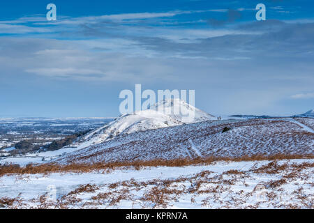 Deux marcheurs à Caer Caradoc de Ragleth à Hill, près de Church Stretton, Shropshire, Angleterre Banque D'Images