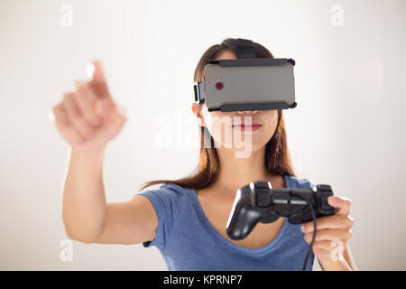 Femme jouer avec videoo jeu avec dispositif de réalité virtuelle Banque D'Images