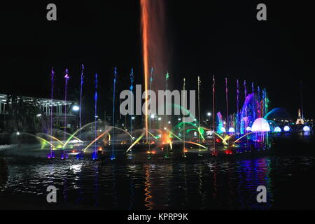 Encore de la danse Fontaine en Park-Liwasang Rizal Rizal réputé comme le plus grand dans le pays détient un spectacle d'eaux à une hauteur-boules-eau rocke Banque D'Images