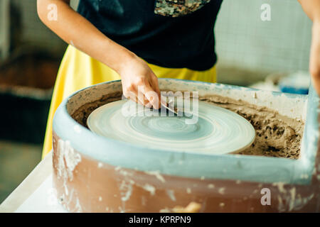 Mains de jeune potter, Close up fait mains cup sur roue de poterie Banque D'Images