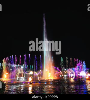 Encore de la danse Fontaine en Park-Liwasang Rizal Rizal réputé comme le plus grand dans le pays détient un spectacle d'eaux à une hauteur-boules-eau rocke Banque D'Images