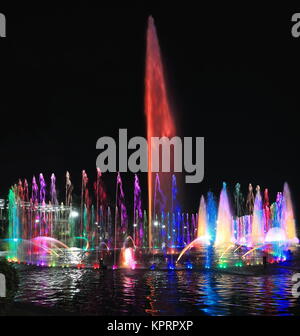 Encore de la danse Fontaine en Park-Liwasang Rizal Rizal réputé comme le plus grand dans le pays détient un spectacle d'eaux à une hauteur-boules-eau rocke Banque D'Images