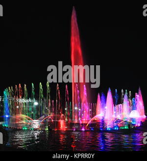 Encore de la danse Fontaine en Park-Liwasang Rizal Rizal réputé comme le plus grand dans le pays détient un spectacle d'eaux à une hauteur-boules-eau rocke Banque D'Images