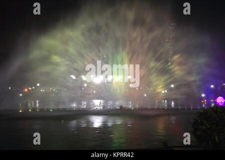 Encore de la danse Fontaine en Park-Liwasang Rizal Rizal réputé comme le plus grand dans le pays détient un spectacle d'eaux à une hauteur-boules-eau rocke Banque D'Images