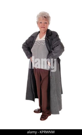 Senior woman standing dans un manteau. Banque D'Images