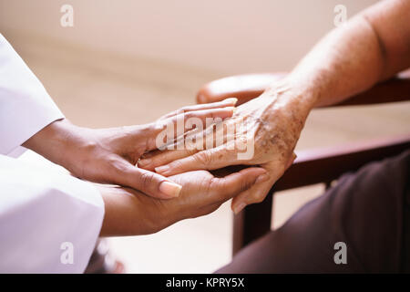 Senior Woman Talking With Black Médecin en soins Banque D'Images