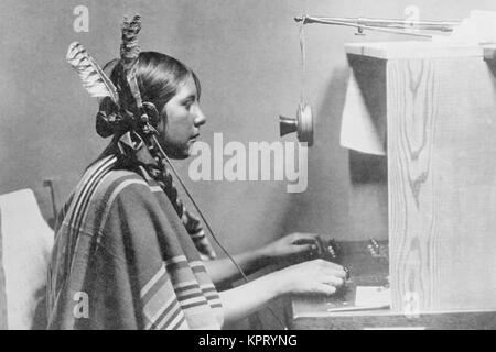 Native American Switchboard Operator Banque D'Images