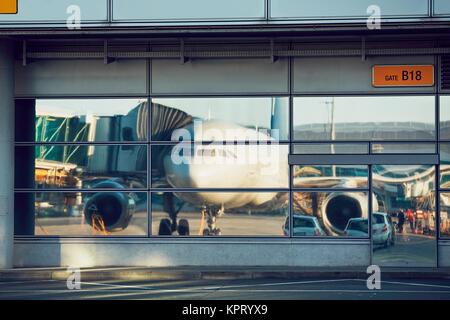 Réflexions de l'aéroport. Préparation de l'avion avant le vol. Banque D'Images