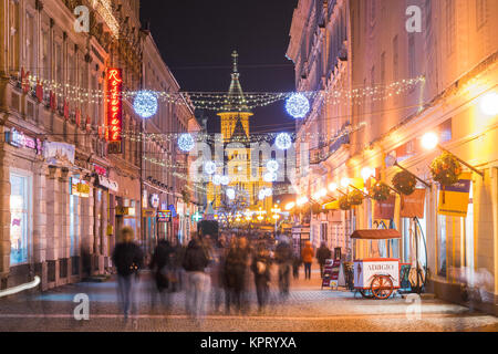 TIMISOARA, Roumanie - 17 décembre 2015 : des personnes non identifiées, marcher dans le centre de Timisoara, à proximité du marché de Noël Banque D'Images