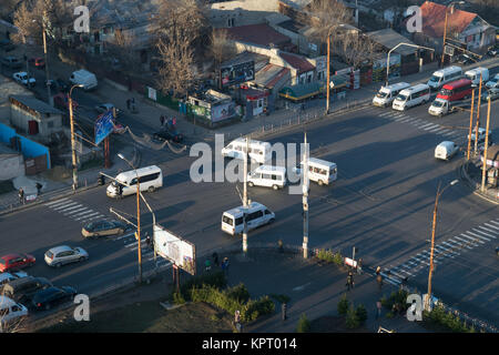 CHISINAU, Moldavie - Décembre 21, 2015 : Minibus, mode de transport public, sont en traversant la rue à Chisinau au crépuscule. Banque D'Images