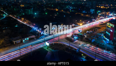 CHISINAU, Moldavie - Décembre 21, 2015 : Chisinau, capitale de la Moldavie, vue de dessus la nuit avec légèreté. Banque D'Images