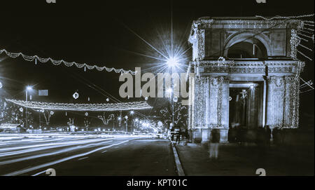 CHISINAU, Moldavie - Décembre 21, 2015 : Chisinau de triomphe dans la nuit. Il a été construit en 1840 pour commémorer la victoire de l'Empire russe au cours de th Banque D'Images