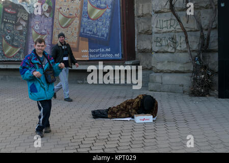 CHISINAU, MOLDOVA - le 21 décembre 2015 : des personnes non identifiées, la mendicité pour de l'argent dans le centre de Chisinau, capitale de la République de Moldova. Banque D'Images