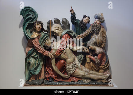 Lamentation du Christ de Korkusova Huť datée du 1520 sur l'affichage dans la galerie (Alšova jihočeská galerie) à Hluboká nad Vltavou en Bohême du Sud, en République tchèque. La sculpture en bois polychrome a été sculpté par l'atelier de sculpture du bassin du Danube. Banque D'Images