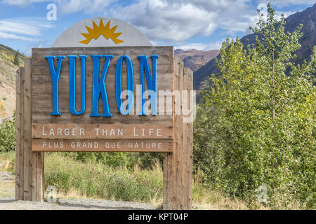 Le Yukon signe sur la route du Klondike entrant dans Territoires du Yukon, de la Colombie-Britannique au Canada Banque D'Images