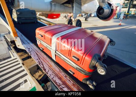 Journée bien remplie à l'aéroport. Chargement des bagages et préparation de l'avion avant le vol. - Selective focus Banque D'Images