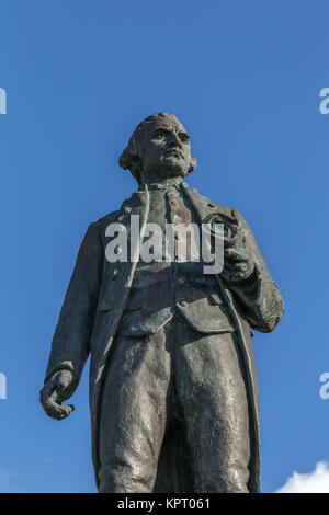 Le Captain Cook monument de bronze donnant sur le passage de Cook à Anchorage, Alaska, USA Banque D'Images