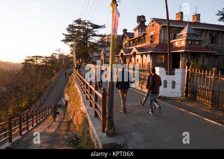 Les gens marchant sur des sentiers piétonniers dans le centre commercial de Shimla, Himachal Pradesh, en Inde Banque D'Images