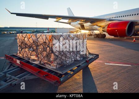 Journée bien remplie à l'aéroport. Préparation de l'avion avant le vol. Banque D'Images