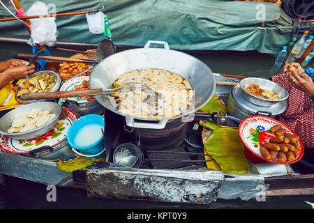 Cuisine de la voile. Préparation des bananes frites. Ancien traditionnel marché flottant Damnoen Saduak dans près de Bangkok, Thaïlande Ratchaburi. Banque D'Images