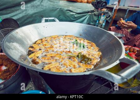 Cuisine de la voile. Préparation des bananes frites. Ancien traditionnel marché flottant Damnoen Saduak dans près de Bangkok, Thaïlande Ratchaburi. Banque D'Images