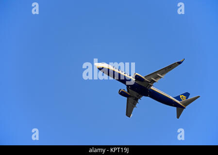 Ryanair Boeing 737 avion à réaction EI-DWY décollant de l'aéroport de Londres Stansted dans un ciel bleu Banque D'Images