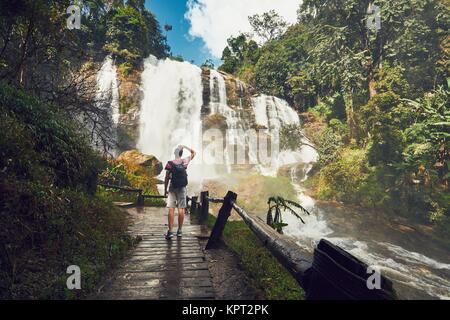 Jeune homme (meilleur) debout près de Wachirathan cascade dans la forêt tropicale. La province de Chiang Mai, Thaïlande Banque D'Images