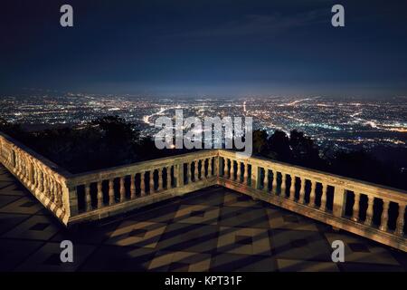 Les lumières de la ville la nuit. Vue depuis le temple Doi Suthep à Chiang Mai, Thaïlande Banque D'Images