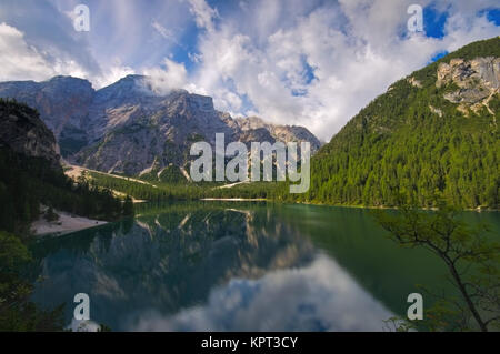 Pragser Wildsee in den Dolomiten - Lac Prags dans les Alpes italiennes Banque D'Images