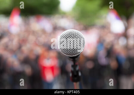 Microphone dans l'accent contre public trouble. Rassemblement politique. Banque D'Images