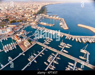 Vue aérienne de la belle Marina à Limassol à Chypre, la plage, les bateaux, les quais, les villas, zone commerciale, vieux port (palio Limani) et Molos. Un très haut de gamme, moderne et récemment mis au point l'espace où les yachts sont amarrés et il est parfait pour une promenade au bord de l'eau. Banque D'Images