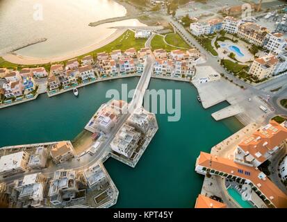 Vue aérienne de la zone résidentielle de la belle Marina à Limassol à Chypre, la plage et les villas. Un très haut de gamme, moderne et récemment mis au point l'espace où les yachts sont amarrés et il est parfait pour une promenade au bord de l'eau. Banque D'Images