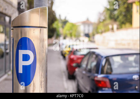 Parking de la machine sur une rue de la ville Banque D'Images